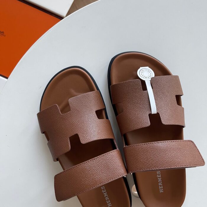 Sandali marroni moderni con fascia a lettere, ideali per moda e comfort estivi.