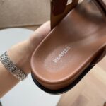 Sandalo Hermès in cuoio con dettagli raffinati, stile di lusso e attenzione ai dettagli.