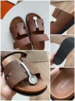 Sandali in pelle marrone con dettagli moderni, logo metallico e suola antiscivolo elegante.