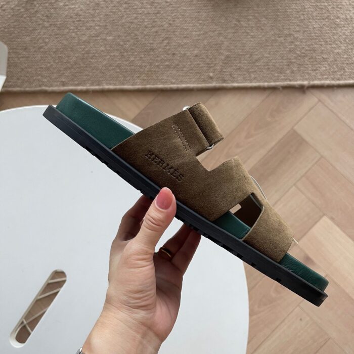 Sandalo estivo in marrone e verde, design moderno e comfort assicurato.