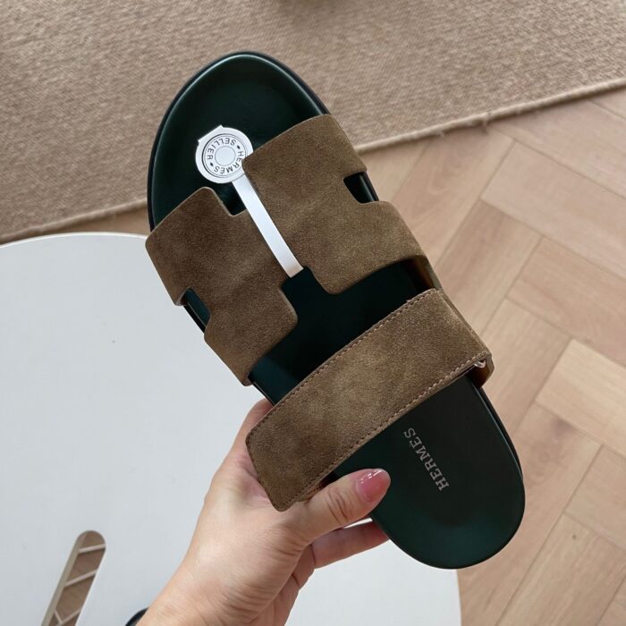 Sandalo in suede marrone con suola verde e dettaglio bianco, stile elegante e confortevole.
