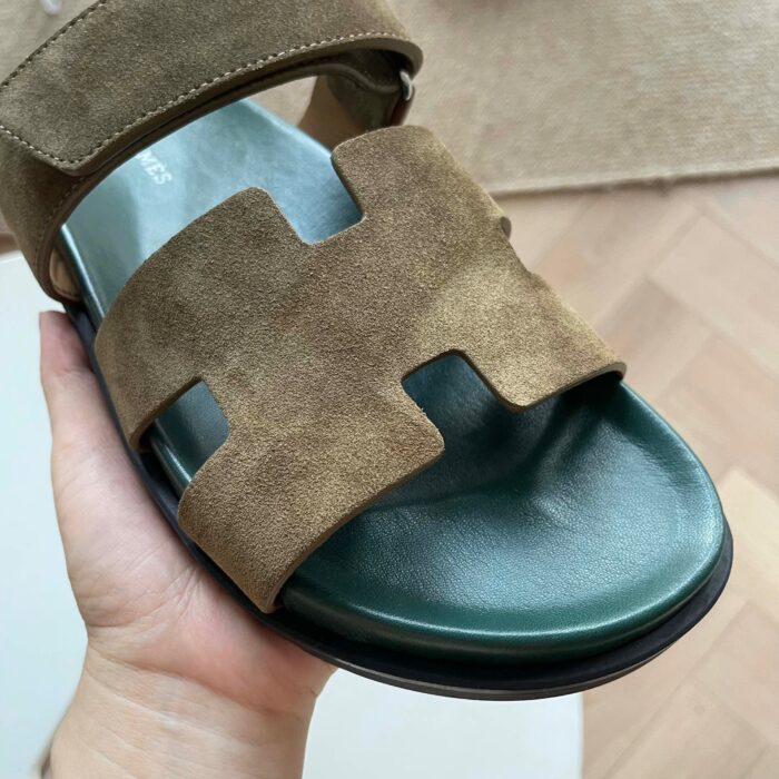 Sandalo donna in suede marrone e suola verde, design elegante e supporto confortevole.