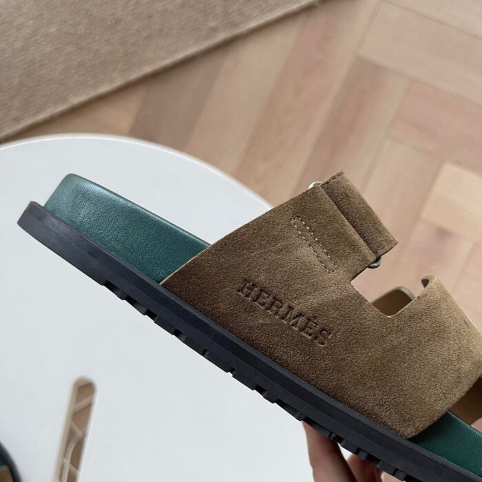 Sandali in suede marrone Hermès, design elegante e confortevole per look sofisticato e casual.