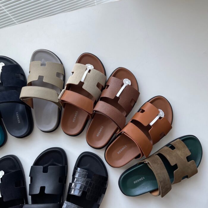 Sandali moderni e minimalisti in vari colori e textures, perfetti per lo stile estivo e casual.