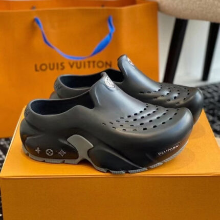 Scarpe nere Louis Vuitton in gomma su scatola arancione, lusso e stile moderno.