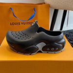 Sandali Clog Louis Vuitton in gomma con logo iconico e bag orange elegante.