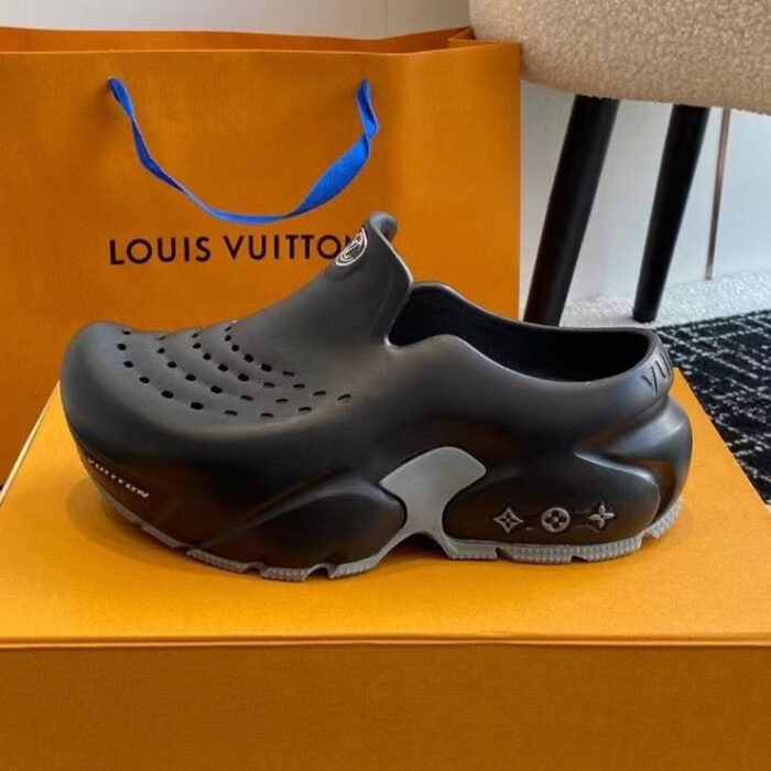 Sandali Clog Louis Vuitton in gomma con logo iconico e bag orange elegante.