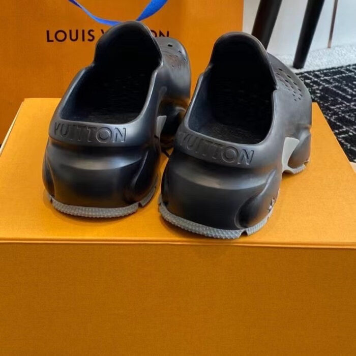 Scarpe Louis Vuitton moderne casual con branding distintivo su scatola arancione elegante.