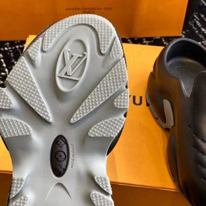 Sola di scarpa di lusso con logo, packaging arancione e design moderno e raffinato.