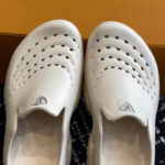 Sneaker in beige con fori di ventilazione e design minimalista, perfetta per comfort estivo.