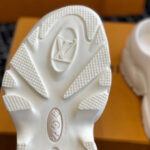 Sole di sneaker di lusso bianco con logo elegante, dettagli e design premium.