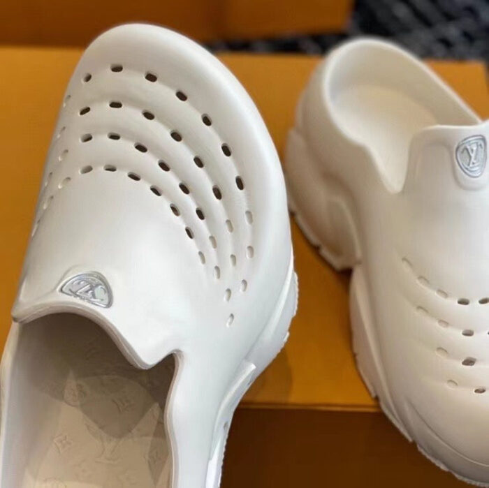 Scarpe slip-on bianche moderne con perforazioni e design leggero per look casual e comfort.
