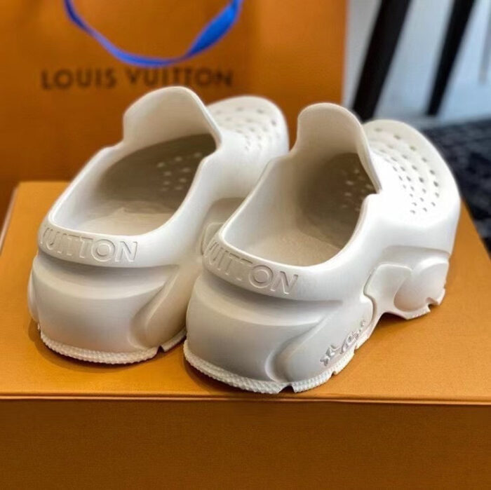Sneaker clog Louis Vuitton bianche, design moderno e logo inciso, lusso e stile esclusivi.