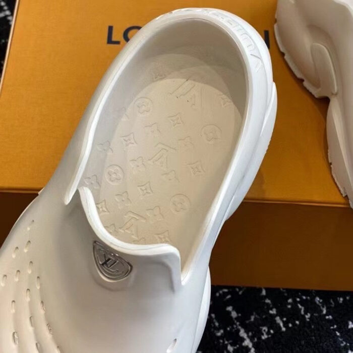 Sandali bianchi di lusso con logo argento e confezione esclusiva, perfetti per uno stile elegante.