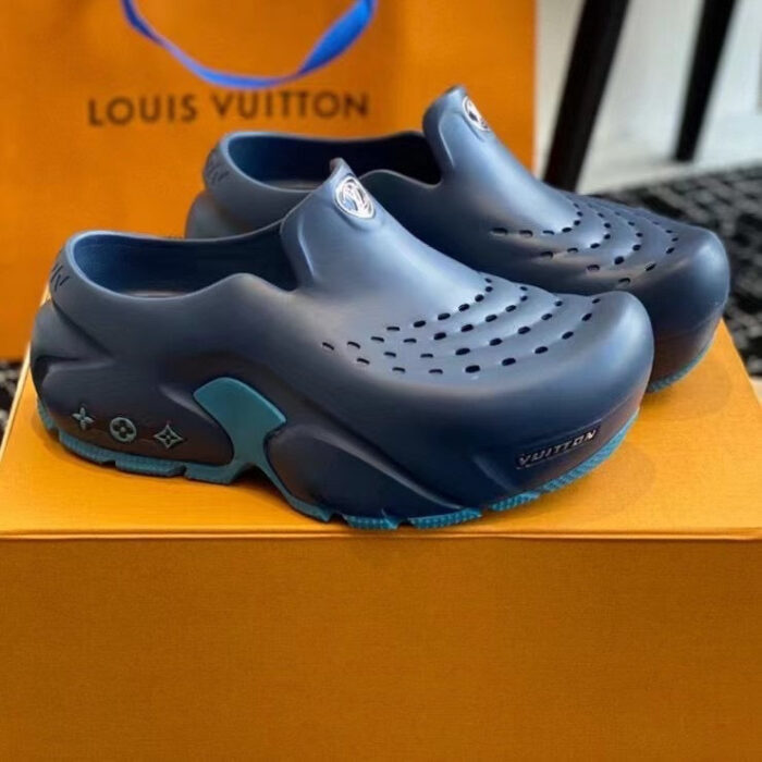 Scarpe stile clog blu navy di lusso Louis Vuitton, moda moderna e comfort elevato.