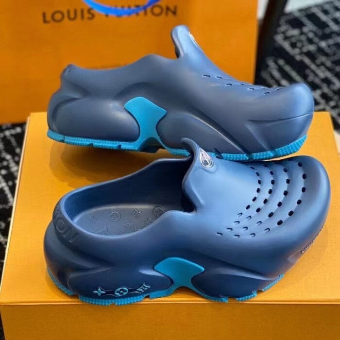 Scarpe Louis Vuitton clogs blu navy, design innovativo su scatola arancione di lusso.