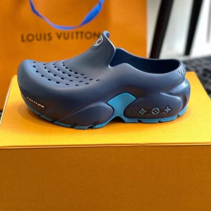 Scarpe Louis Vuitton color navy sulla scatola arancione di lusso.