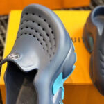 Sneakers Navy con dettagli azzurri, design moderno, scarpe casual eleganti e confortevoli.