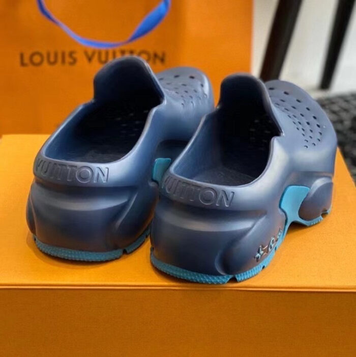 Sneakers clog Louis Vuitton in blu navy con dettagli colorati e branding di lusso.