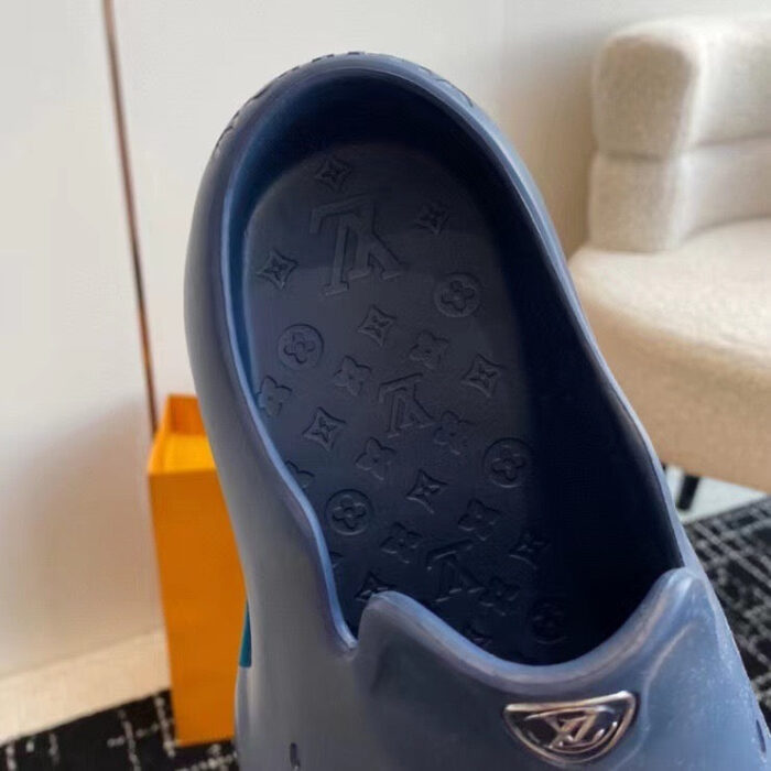 Scarpa in gomma blu elegante, confortevole e di stile moderno, con dettagli di marca intricati.
