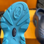 Scarpa di lusso LV con suola blu, design elegante e dettagli premium per uomo e donna.