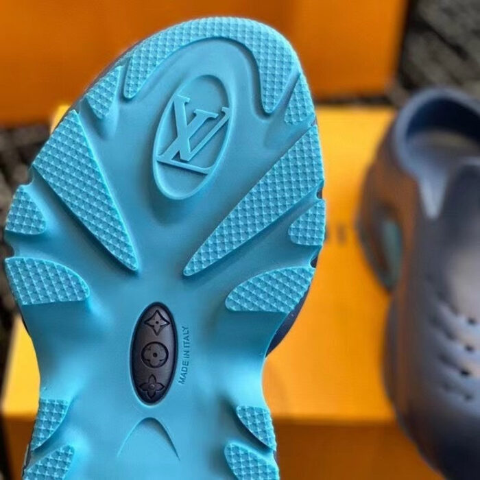 Scarpa di lusso LV con suola blu, design elegante e dettagli premium per uomo e donna.