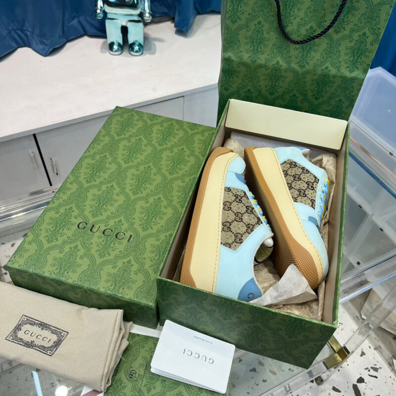 Sneakers Gucci di lusso in elegante confezione con dettagli curati e design contemporaneo.