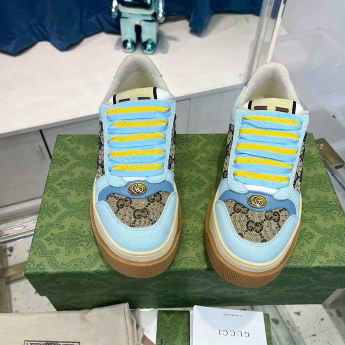 Sneakers di lusso con lacci gialli, dettagli monogramma e design raffinato in esposizione.