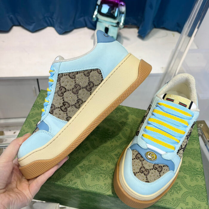 Sneakers Gucci blu, beige, lacci gialli, stile fashion, comfort e luxury.