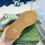 Sneaker colorata con suola in gomma, logo a forma di ape, su scatola vintage elegante.