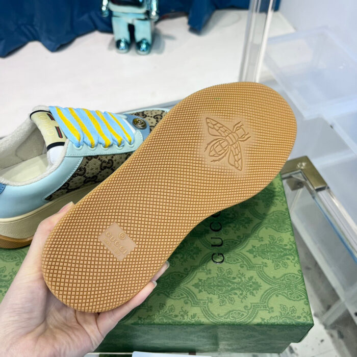 Sneaker colorata con suola in gomma, logo a forma di ape, su scatola vintage elegante.