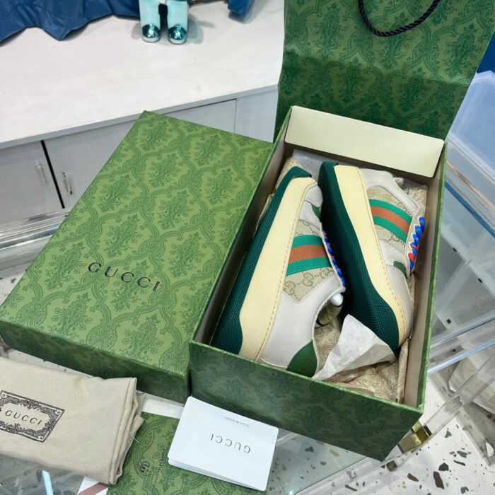 Sneakers Gucci eleganti in confezione di lusso con dettagli raffinati e stile iconico.