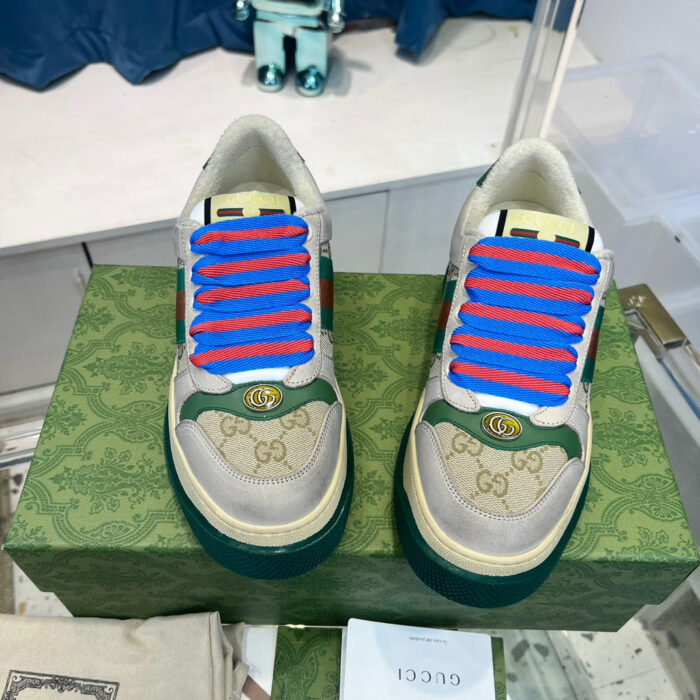 Sneakers di lusso con lacci colorati su scatola vintage, stile streetwear moderno ed elegante.