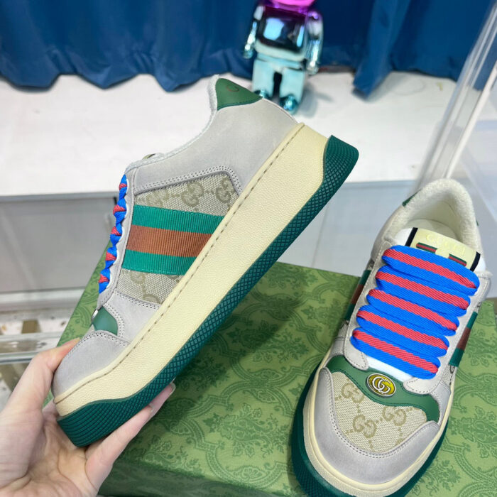 Sneaker moderna in suede con dettagli colorati, logo iconico e suola verde elegante.