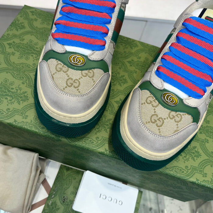 Sneaker Gucci di lusso con dettagli premium, lacci colorati e design sportivo elegante.