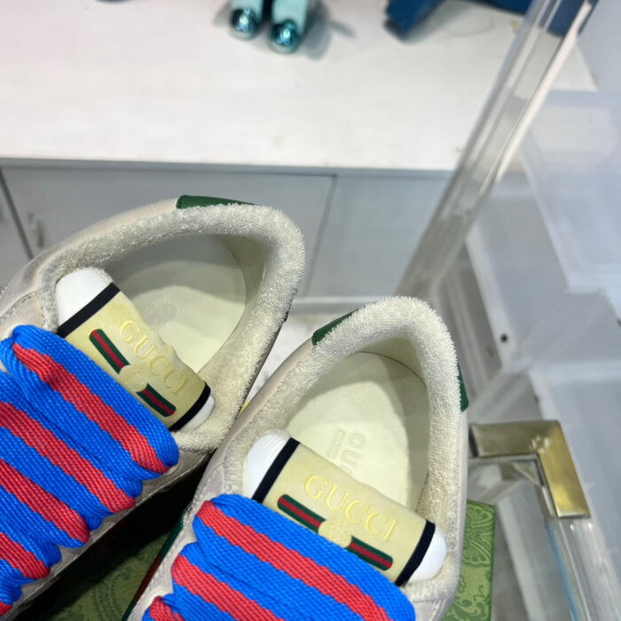 Sneakers alla moda con dettagli colorati e design esclusivo in stile moderno e trendy.