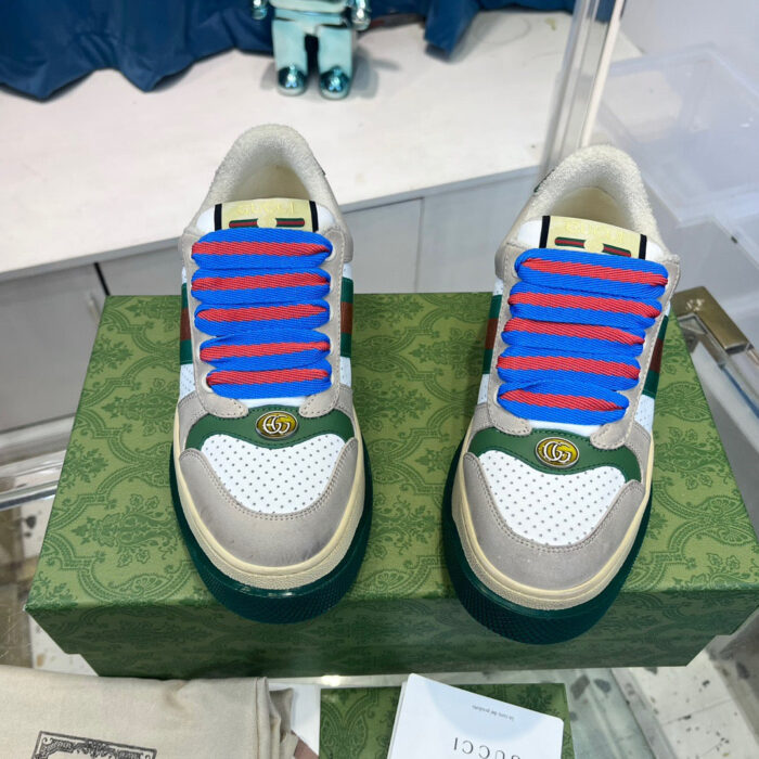 Sneakers di lusso con dettagli vivaci, su scatola verde decorativa, stile streetwear moderno.