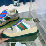 Sneakers moderne con dettagli colorati, pelli e suola platform, ideali per uno stile fashion e trendy.