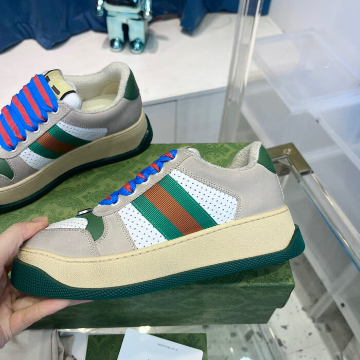 Sneakers moderne con dettagli colorati, pelli e suola platform, ideali per uno stile fashion e trendy.