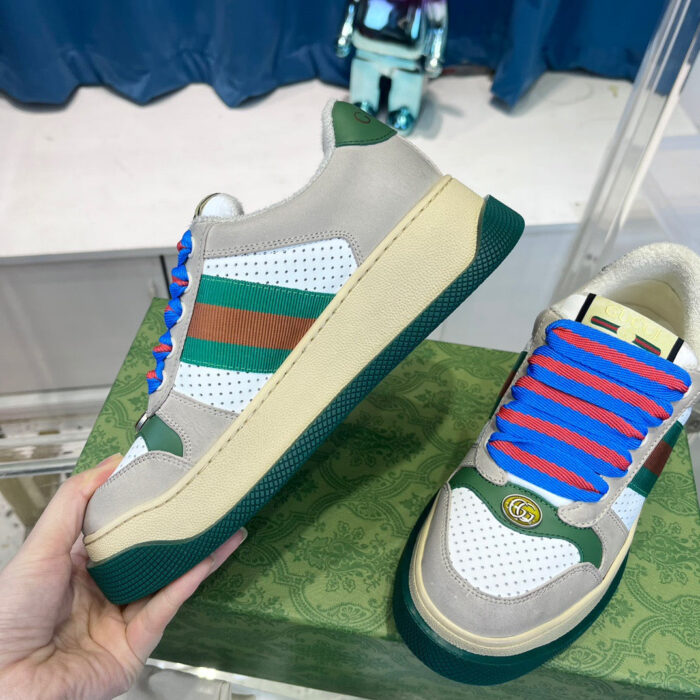 Scarpe sportive moderne con dettagli colorati e design trendy per uno stile casual e giovanile.