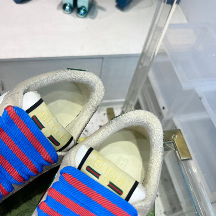 Scarpe da ginnastica moderne con dettagli colorati in negozio retail, stile sportivo e alla moda.