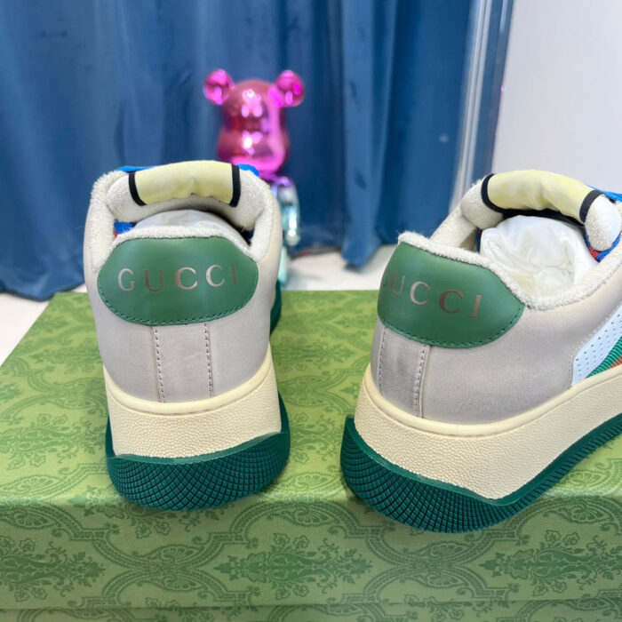 Sneakers Gucci in suede grigio con dettagli rosa, blu e verde, stile elegante e giocoso.