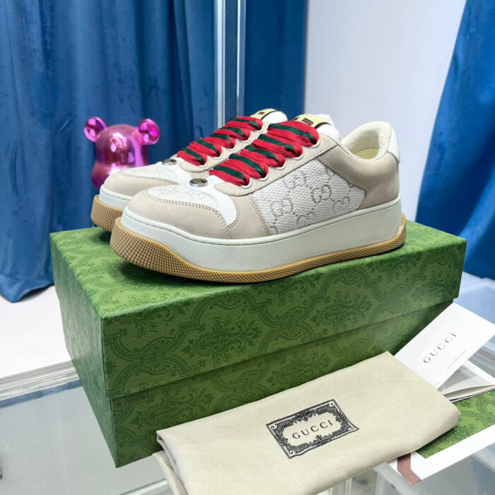 Sneakers Gucci beige con lacci rossi, dettagli di lusso e stile moderno.