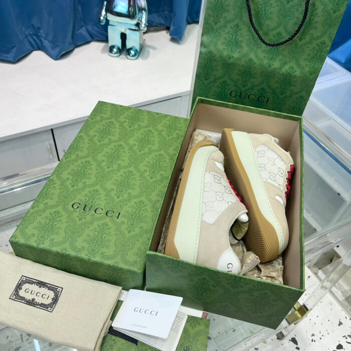Scarpe Gucci di lusso in elegante confezione con dettagli raffinati e stile esclusivo.