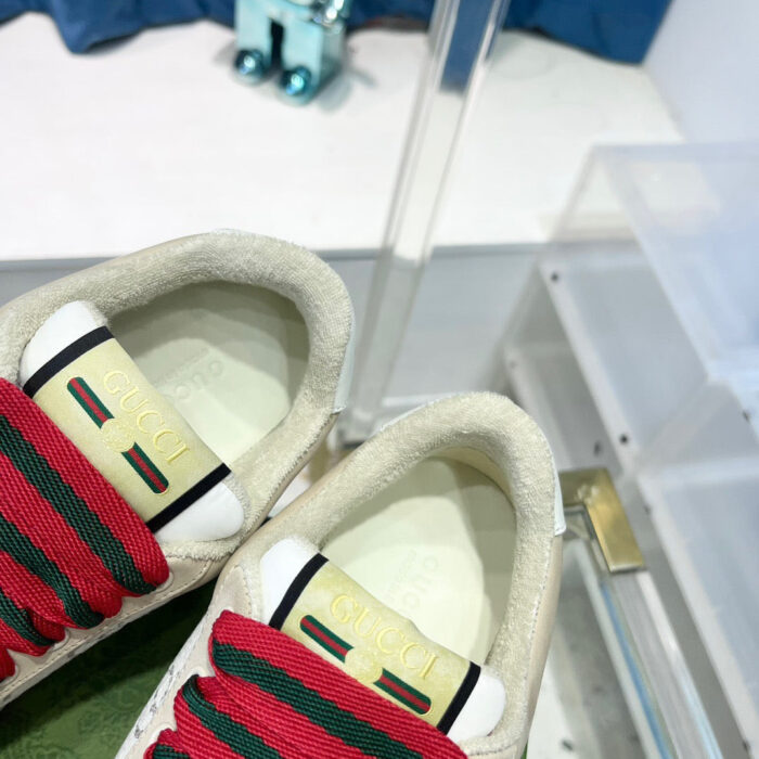 Sneakers di alta qualità con lacci colorati, dettagli eleganti e design moderno in esposizione.