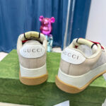 Sneaker Gucci di lusso con design raffinato e tocco giocoso di un orsetto rosa metallico.