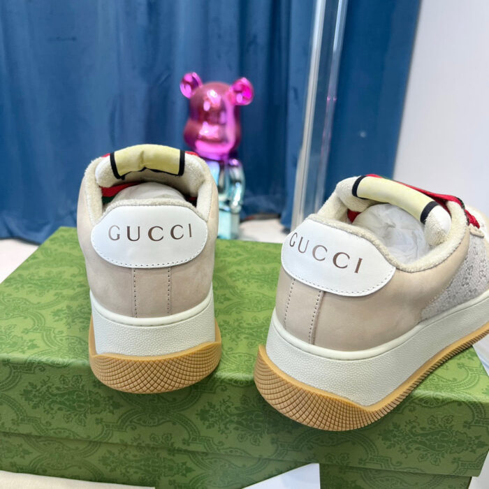 Sneaker Gucci di lusso con design raffinato e tocco giocoso di un orsetto rosa metallico.