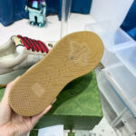 Scarpa sneaker di design con suola gomma, dettagli colorati e stile moderno.