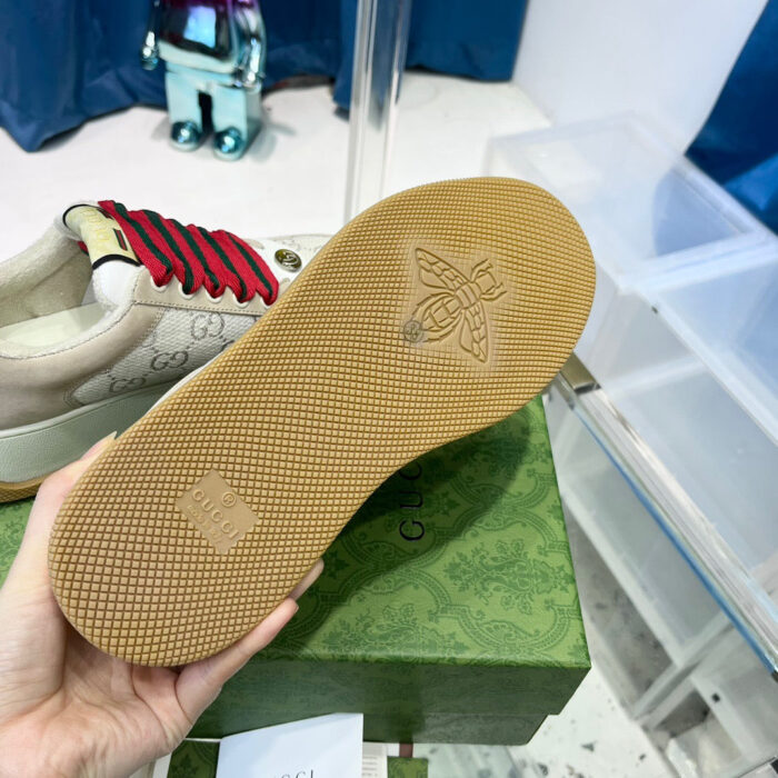 Scarpa sneaker di design con suola gomma, dettagli colorati e stile moderno.