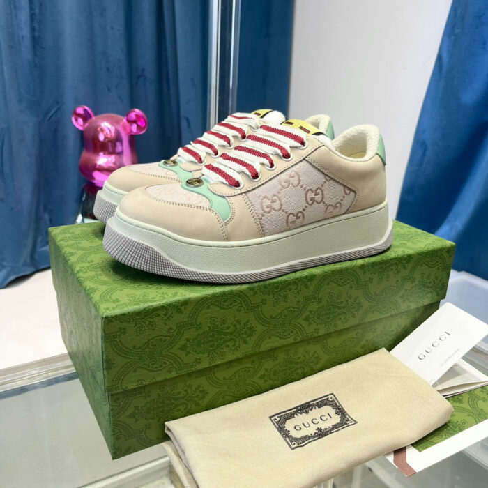 Sneakers Gucci colorate su scatola verde, con dettaglio playful e tocco di lusso elegante.